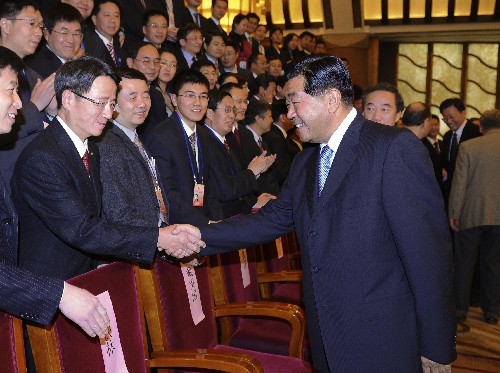 10月29日,中共中央政治局常委、全国政协主席贾庆林在北京钓鱼台国宾馆会见出席“第五届世界华人论坛”的代表。新华社记者 李涛 摄
