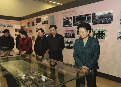 12月29日,中共中央政治局委员、国务院副总理刘延东参观在北京国家博物馆举办的“科技梦·中国梦——中国现代科学家主题展”。 新华社记者 丁林 摄