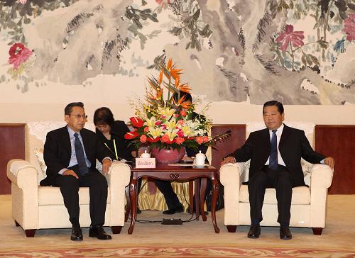 10月19日,全国政协主席贾庆林在南宁会见印度尼西亚副总统布迪约诺。新华社记者 刘卫兵 摄
