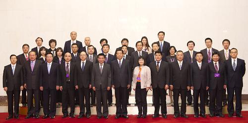 4月15日,中共中央政治局常委、全国政协主席贾庆林在北京会见出席“2011海峡两岸工会论坛”的台湾工会界主要代表。新华社记者 黄敬文 摄