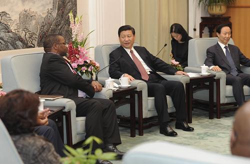 10月10日,中共中央政治局常委、国家副主席习近平在北京人民大会堂会见由总书记格维德·曼塔谢率领的南非非国大全国执委研修班一行。 新华社记者 马占成 摄