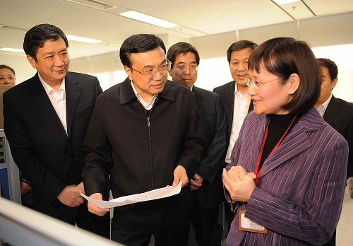图为李克强在中国电力投资集团公司考察。 新华社记者高洁摄