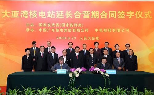 9月29日,中共中央政治局常委、国家副主席习近平出席在北京人民大会堂举行的大亚湾核电站延长合营期合同签字仪式。 新华社记者刘建生摄