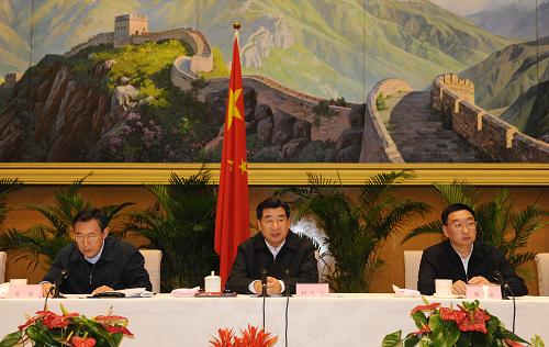 11月18日,国务院召开全国冬春农田水利基本建设电视电话会议。中共中央政治局委员、国务院副总理回良玉出席会议并讲话。新华社记者 黄敬文 摄