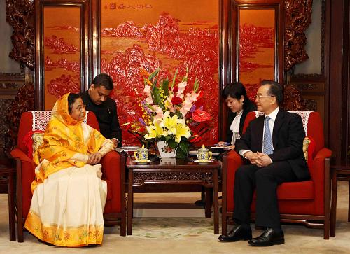 5月27日,国务院总理温家宝在北京中南海紫光阁会见印度总统帕蒂尔。新华社记者 刘卫兵 摄