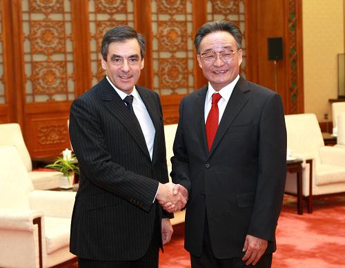 吴邦国会见法国总理菲永 12月22日,全国人大常委会委员长吴邦国在北京人民大会堂会见法国总理菲永。 新华社记者 庞兴雷摄