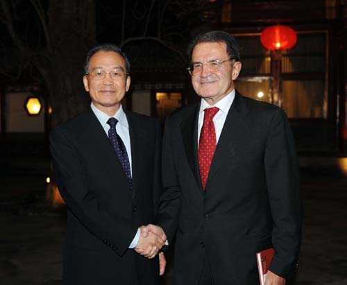 11月25日,国务院总理温家宝在北京钓鱼台国宾馆会见欧盟委员会前主席、意大利前总理普罗迪。新华社记者 饶爱民 摄