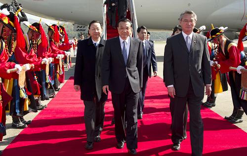 10月26日,应韩国政府邀请,中国国务院副总理李克强抵达首尔城南机场,开始对大韩民国进行正式访问。韩国外交通商部第一次官朴锡焕到机场迎接。新华社记者 黄敬文 摄