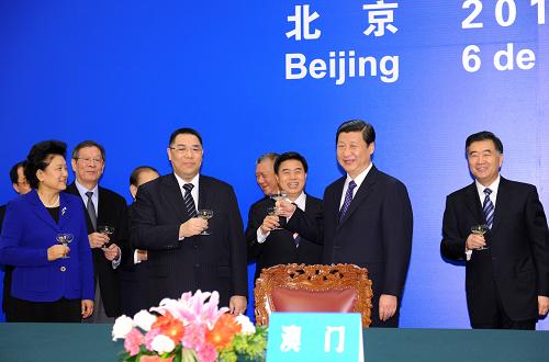 3月6日,广东省人民政府和澳门特区政府在北京签署《粤澳合作框架协议》。中共中央政治局常委、国家副主席习近平出席签署仪式。这是签字仪式后,习近平和协议双方举杯庆祝。新华社记者 马占成 摄
