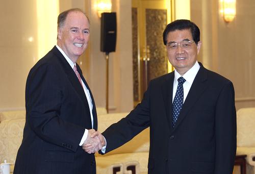 9月8日,中国国家主席胡锦涛在北京人民大会堂会见美国白宫国家经济委员会主任萨默斯和总统国家安全事务副助理多尼隆。这是胡锦涛与多尼隆握手。新华社记者 姚大伟 摄