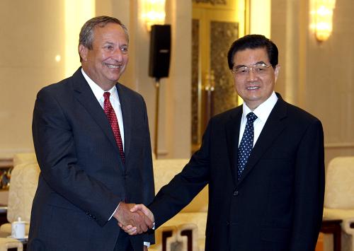 9月8日,中国国家主席胡锦涛在北京人民大会堂会见美国白宫国家经济委员会主任萨默斯和总统国家安全事务副助理多尼隆。这是胡锦涛与萨默斯握手。新华社记者 姚大伟 摄