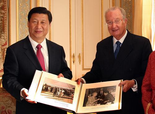 10月8日,国家副主席习近平在布鲁塞尔会见比利时国王阿尔贝二世。这是会见后习近平向阿尔贝二世赠送比利时王室成员访华相册。新华社记者 兰红光 摄