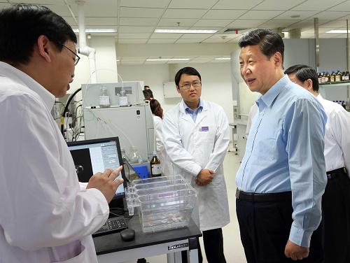 这是习近平在天津国际生物医药联合研究院分析测试中心向科技人员了解国家创新药重大专项课题研发情况。新华社记者兰红光摄