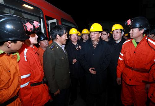 3月1日7时许,神华集团乌海能源有限公司骆驼山煤矿在建矿井发生透水事故后,国务院总理温家宝作出重要指示,要求千方百计抢救被困人员,并做好善后工作。受温家宝总理委派,国务院副总理张德江已赶赴事故现场,指导救援工作。新华社记者 庞兴雷 摄