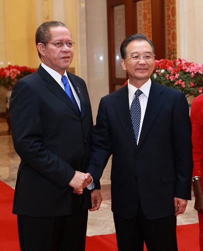 2月3日,中国国务院总理温家宝在北京人民大会堂北大厅举行仪式,欢迎牙买加总理戈尔丁访华。新华社记者 庞兴雷 摄
