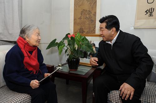 1月24日,中共中央政治局常委、全国政协主席贾庆林来到无党派知名人士、著名文学家、翻译家杨绛家中,亲切看望这位即将迎来百岁华诞的老人,向她致以诚挚问候和新春祝福。新华社记者 马占成 摄