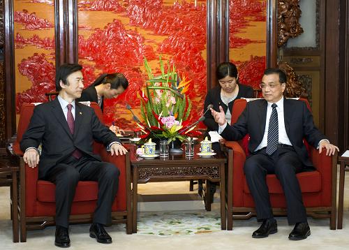 4月24日,中国国务院总理李克强在北京中南海紫光阁会见来访的韩国外交部长官尹炳世。新华社记者 谢环驰 摄
