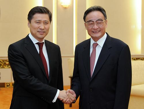 6月15日,全国人大常委会委员长吴邦国在北京人民大会堂会见蒙古国总理巴特包勒德。新华社记者 刘建生 摄