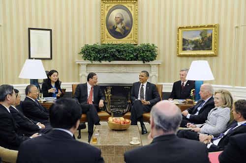 5月9日,美国总统奥巴马在华盛顿白宫椭圆形办公室会见在美主持第三轮中美战略与经济对话的胡锦涛主席特别代表、中国国务院副总理王岐山和国务委员戴秉国。 新华社记者张军摄