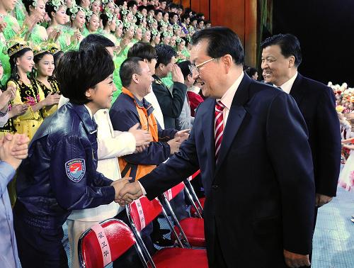 2月11日晚,中共中央政治局常委李长春来到中央电视台春节联欢晚会彩排现场,亲切看望正在紧张工作的演职人员,向大家致以诚挚的慰问和节日的祝贺。这是李长春与演员亲切握手。 新华社记者 李涛 摄
