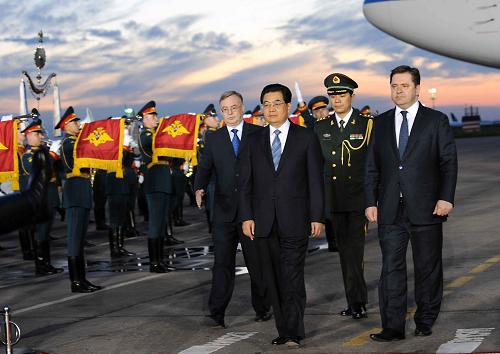 6月16日,中国国家主席胡锦涛乘专机抵达莫斯科,开始对俄罗斯进行国事访问。俄罗斯能源部长谢尔盖·什马特科(右一)到机场迎接。新华社记者 饶爱民 摄