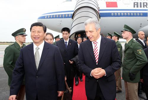 10月10日,国家副主席习近平抵达德国萨克森州首府德累斯顿,开始对德国进行正式访问。这是萨克森州州长提里希到机场迎接习近平。新华社记者 兰红光摄