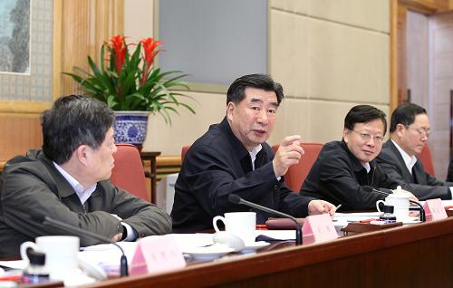 3月2日,中共中央政治局委员、国务院副总理、国务院扶贫开发领导小组组长回良玉在北京主持召开国务院扶贫开发领导小组全体会议。新华社记者 丁林 摄
