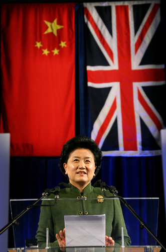 11月20日,正在英国访问的中国国务委员刘延东出席英国诺丁汉大学举办的现代中国国际研讨会并发表演讲,介绍中国改革开放以来的发展情况。来自中国、英国、美国等十几个国家的150余位专家学者出席了研讨会。新华社记者 谢秀栋 摄
