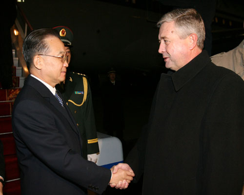 11月4日,国务院总理温家宝抵达白俄罗斯首都明斯克,开始对白俄罗斯进行正式访问。这是白俄罗斯代总理谢马什科(右)等前往机场迎接。 新华社记者 黄敬文 摄