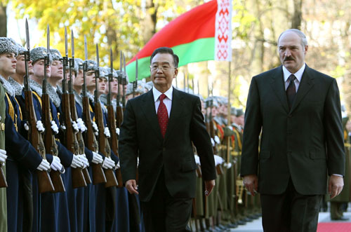 11月5日,国务院总理温家宝在明斯克同白俄罗斯总统卢卡申科举行会谈。这是会谈前,卢卡申科在总统府前广场为温家宝总理来访举行隆重欢迎仪式。 新华社记者 黄敬文摄