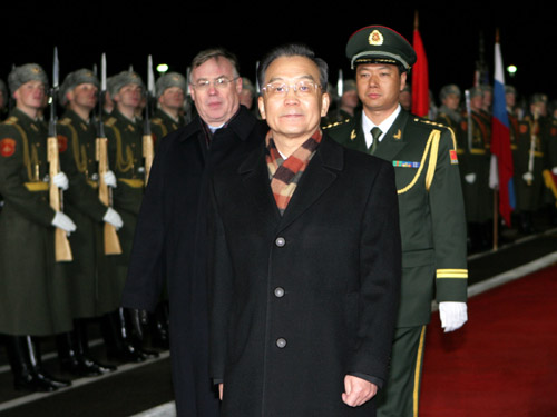 11月5日,国务院总理温家宝乘专机抵达莫斯科,开始对俄罗斯进行正式访问。 新华社记者 黄敬文 摄