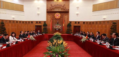 10月28日,中国国务院总理温家宝在河内会见越南总理阮晋勇。新华社记者 庞兴雷 摄