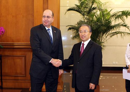 戴秉国同以色列副总理兼战略事务部长亚阿隆会谈 2月26日,中国国务委员戴秉国在北京钓鱼台国宾馆同以色列副总理兼战略事务部长摩西·亚阿隆举行会谈。 新华社记者丁林摄