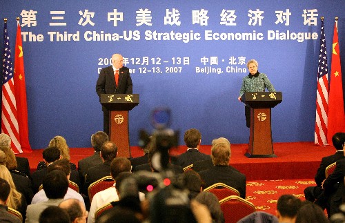 这是闭幕会议后,中国国务院副总理吴仪和美国财政部部长保尔森共同会见记者。 新华社记者 高洁 摄