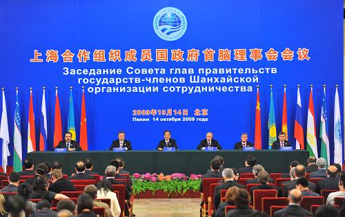 上合组织成员国总理共同会见记者 10月14日,上海合作组织成员国总理第八次会议在北京人民大会堂举行。这是会议后,上合组织成员国总理共同会见记者。 新华社记者谢环驰摄