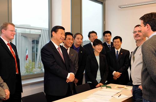 10月11日,正在德国进行正式访问的国家副主席习近平视察柏林中国文化中心。这是习近平同在文化中心学习的德国朋友亲切交谈。新华社记者 饶爱民 摄