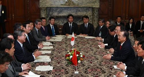 5月31日,中国国务院总理温家宝在东京会见日本众议院议长横路孝弘。