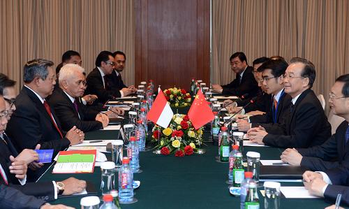 11月18日,中国国务院总理温家宝在金边会见印度尼西亚总统苏西洛。新华社记者 张铎 摄