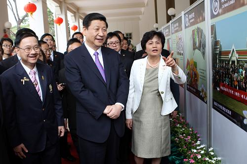 12月24日,正在泰国访问的国家副主席习近平参观泰国朱拉隆功大学孔子学院。新华社记者 姚大伟 摄