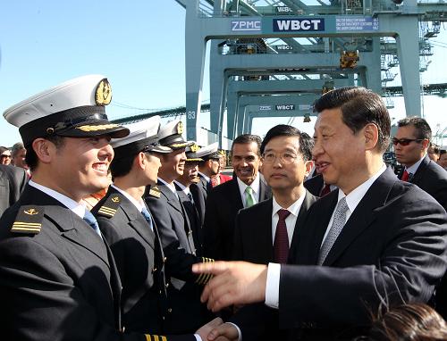 2月16日,中国国家副主席习近平在美国洛杉矶参观中海运西港池码头。这是习近平与停泊在西港池码头的中海运“新欧洲”号船员亲切握手。 新华社记者 兰红光 摄