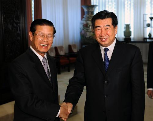 5月6日,国务院副总理回良玉在北京中南海紫光阁会见来访的老挝副总理宋萨瓦·伦萨瓦。新华社记者 李涛 摄