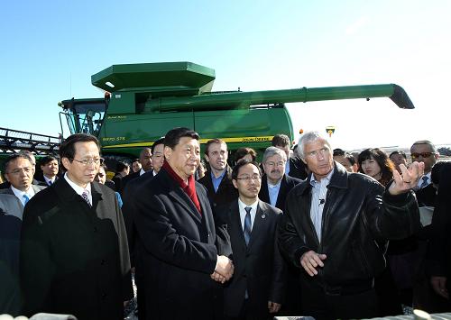2月16日,中国国家副主席习近平在美国得梅因金伯利农场参观。这是农场主金伯利向习近平介绍自己农场的农用机械。新华社记者 兰红光 摄