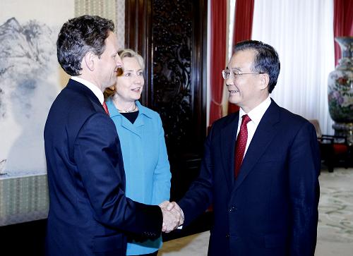 5月25日,中国国务院总理温家宝在北京中南海紫光阁会见参加第二轮中美战略与经济对话的美国总统奥巴马特别代表、国务卿克林顿和财政部长盖特纳以及美方代表团主要成员。新华社记者 丁林 摄