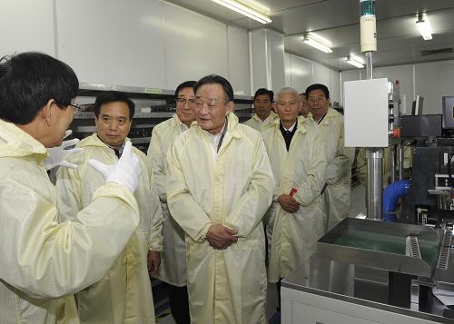这是11月13日,吴邦国在天水华天电子集团调研。新华社记者 李学仁 摄