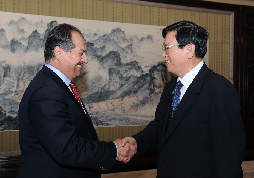 8月22日,国务院副总理张德江在北京中南海会见美国陶氏化学公司董事长兼首席执行官利伟诚。 新华社记者 饶爱民 摄