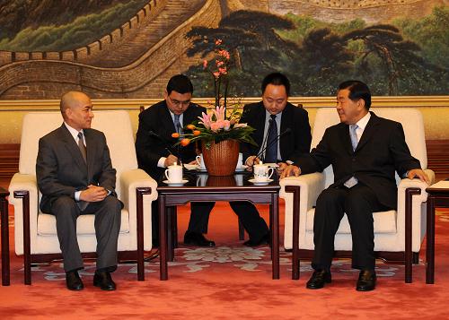 2月20日,全国政协主席贾庆林在北京人民大会堂会见柬埔寨国王诺罗敦·西哈莫尼。 新华社记者 刘建生 摄