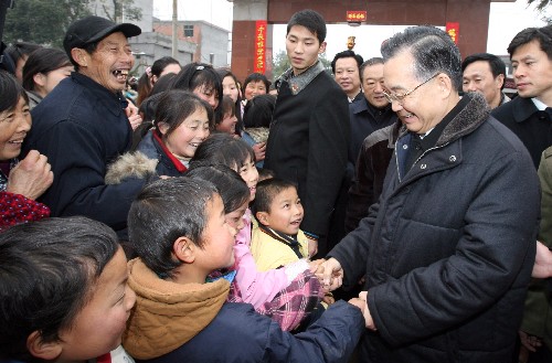 温家宝在江西灾区过春节 2月6日,中共中央政治局常委、国务院总理温家宝结束贵州的考察工作,立即赶到江西灾区,指导抗灾救灾和灾后恢复生产工作,看望慰问干部群众。这是温家宝在抚州市临川区云山镇圳上村看望慰问受灾村民。 新华社记者姚大伟摄