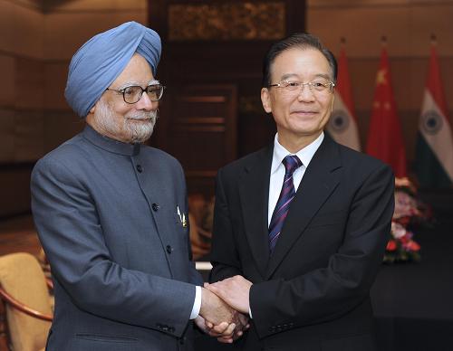 11月18日,中国国务院总理温家宝在印度尼西亚巴厘岛会见印度总理辛格。新华社记者 李学仁 摄
