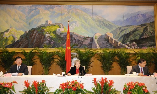 2月26日,国务院城镇居民基本医疗保险扩大试点工作电视电话会议在北京召开,国务院副总理、国务院城镇居民基本医疗保险部际联席会议组长吴仪出席并讲话。新华社记者 黄敬文 摄
