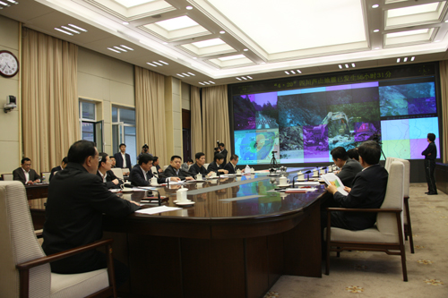 2013年4月22日,李克强总理与四川芦山4·20地震抗震救灾前线通话,了解抗震救灾最新进展情况。